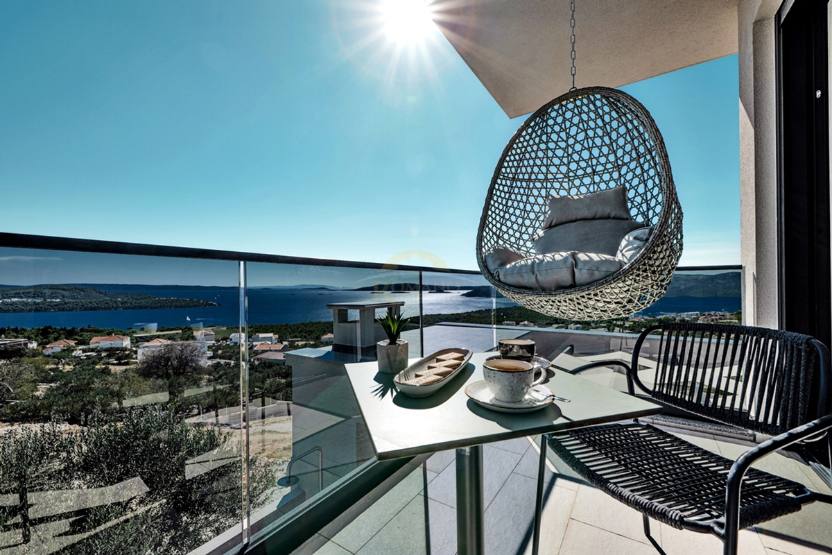 Villa esclusiva a Seget Gornji in un ambiente tranquillo e silenzioso con una splendida vista panoramica